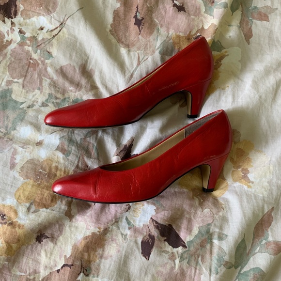 MOVED〰️ Vintage Cherry Red Heels - Picture 5 of 8